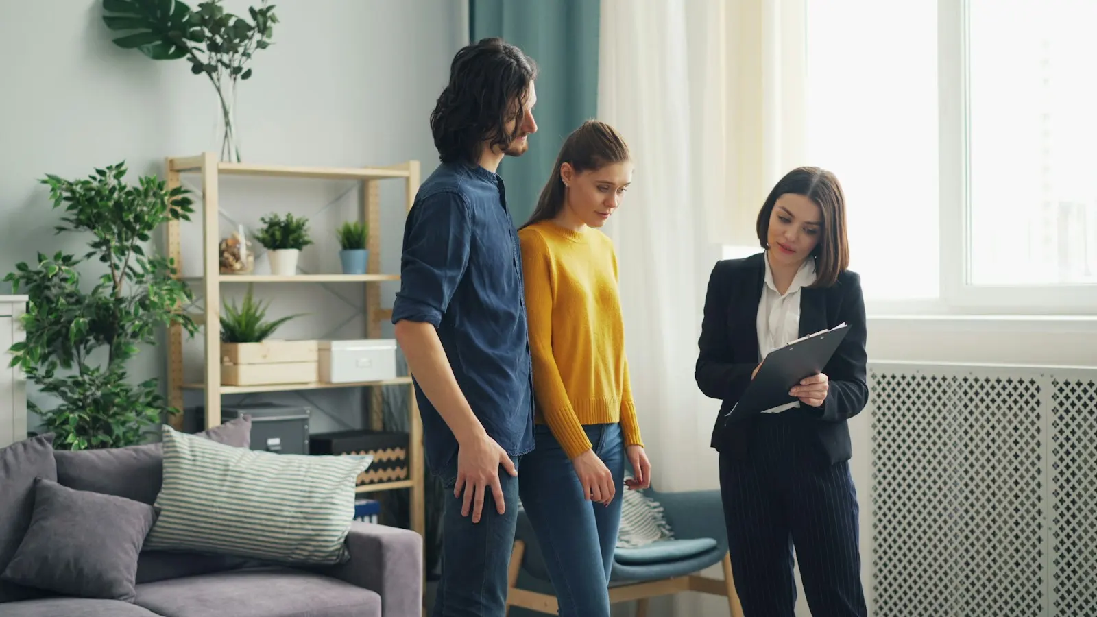 Agent immobilier présentant un appartement à un couple