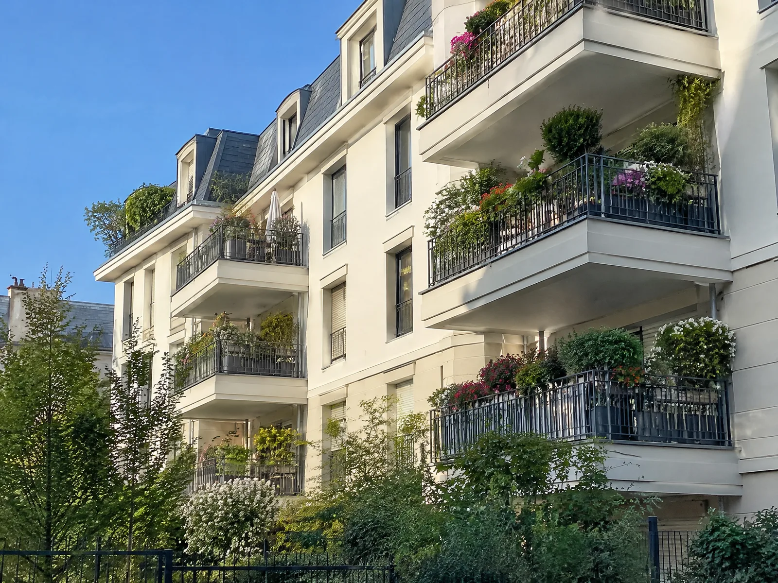 Façade d’immeuble résidentiel avec balcons fleuris